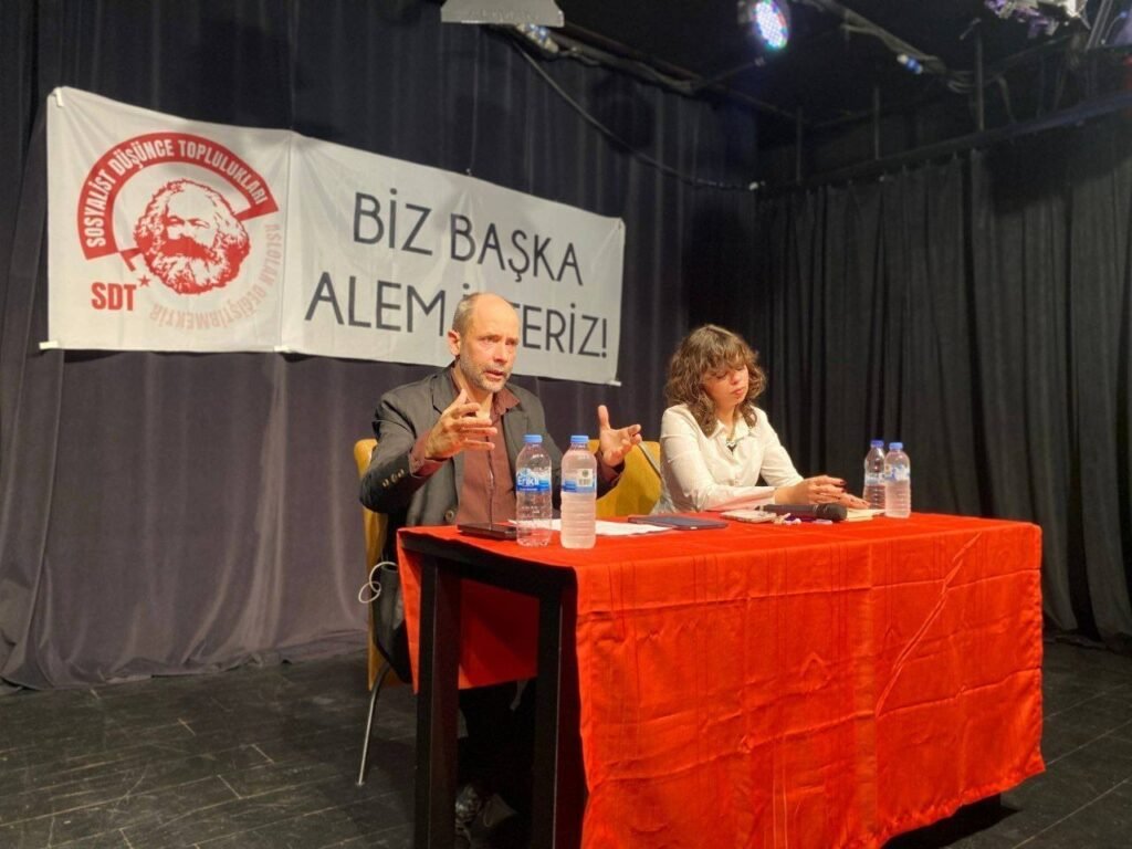 İstanbul’ da üniversiteli gençlik “Kapitalizmin Krizi: Geleceksizlik ve Çıkış Reçetesi” başlığı altında buluştu.